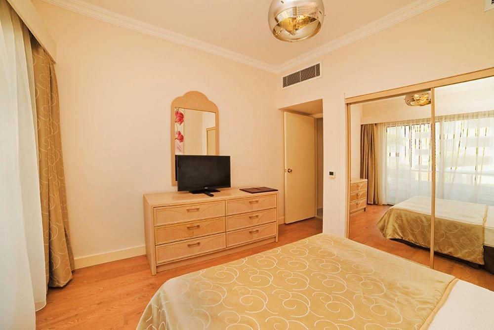 Jasmine Court Hotel 키레니아 객실 사진