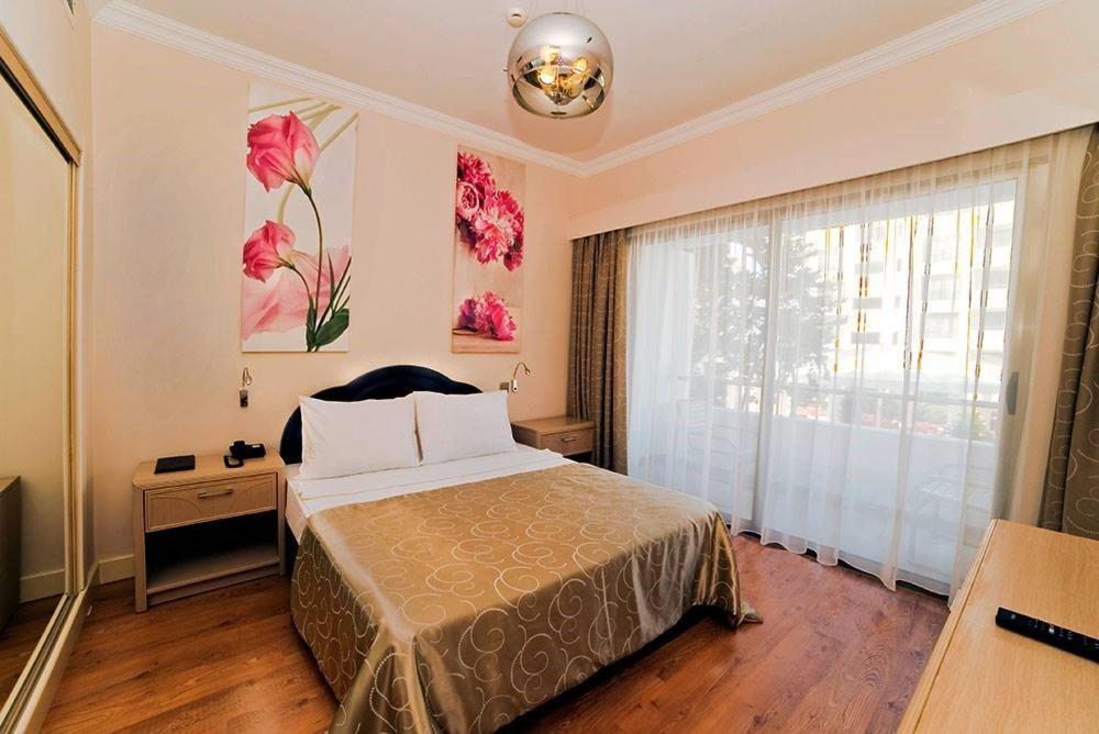 Jasmine Court Hotel 키레니아 객실 사진