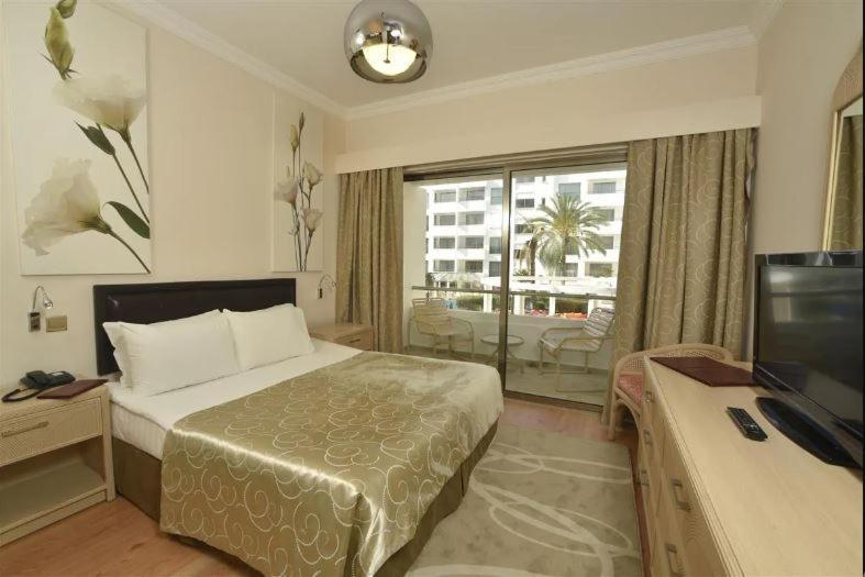 Jasmine Court Hotel 키레니아 객실 사진